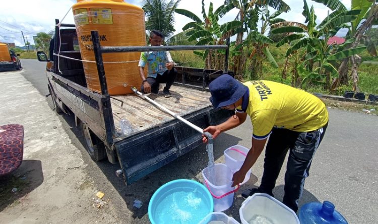 Bahu-Membahu Berbagi Air Bersih untuk Masyarakat 
